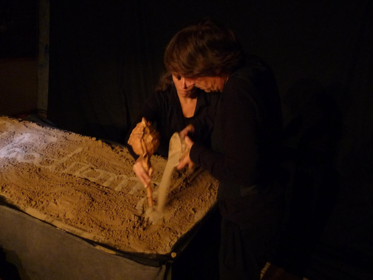 escena de l'espectacle de teatre d'objectes o titelles Palòodrom de pengim-penjam titelles
