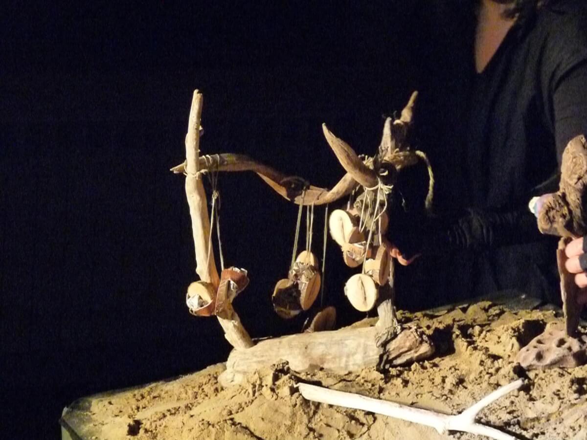escena de l'espectacle de teatre d'objectes o titelles Palòodrom de pengim-penjam titelles