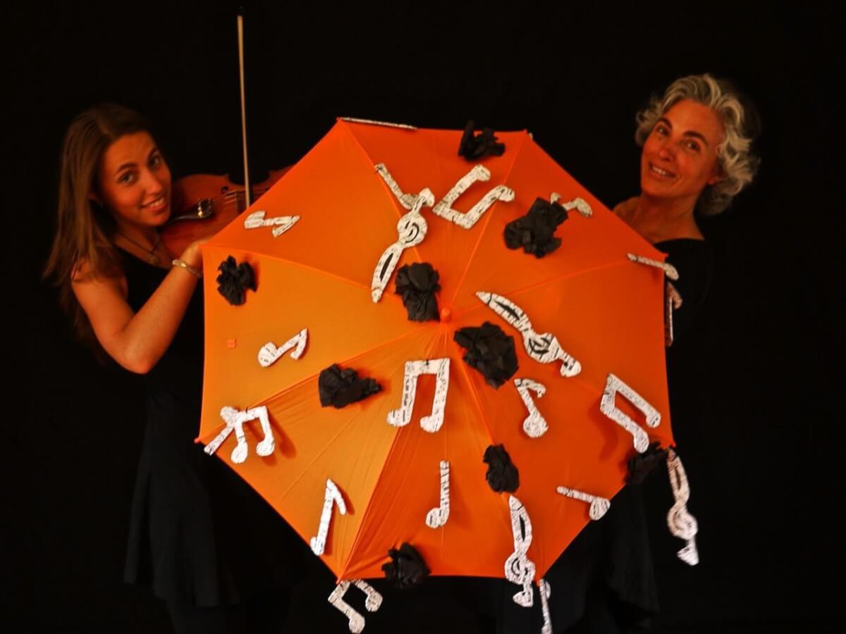 Violinista i titellaire de l'espectacle el llop cantaire de pengim-penjam titelles