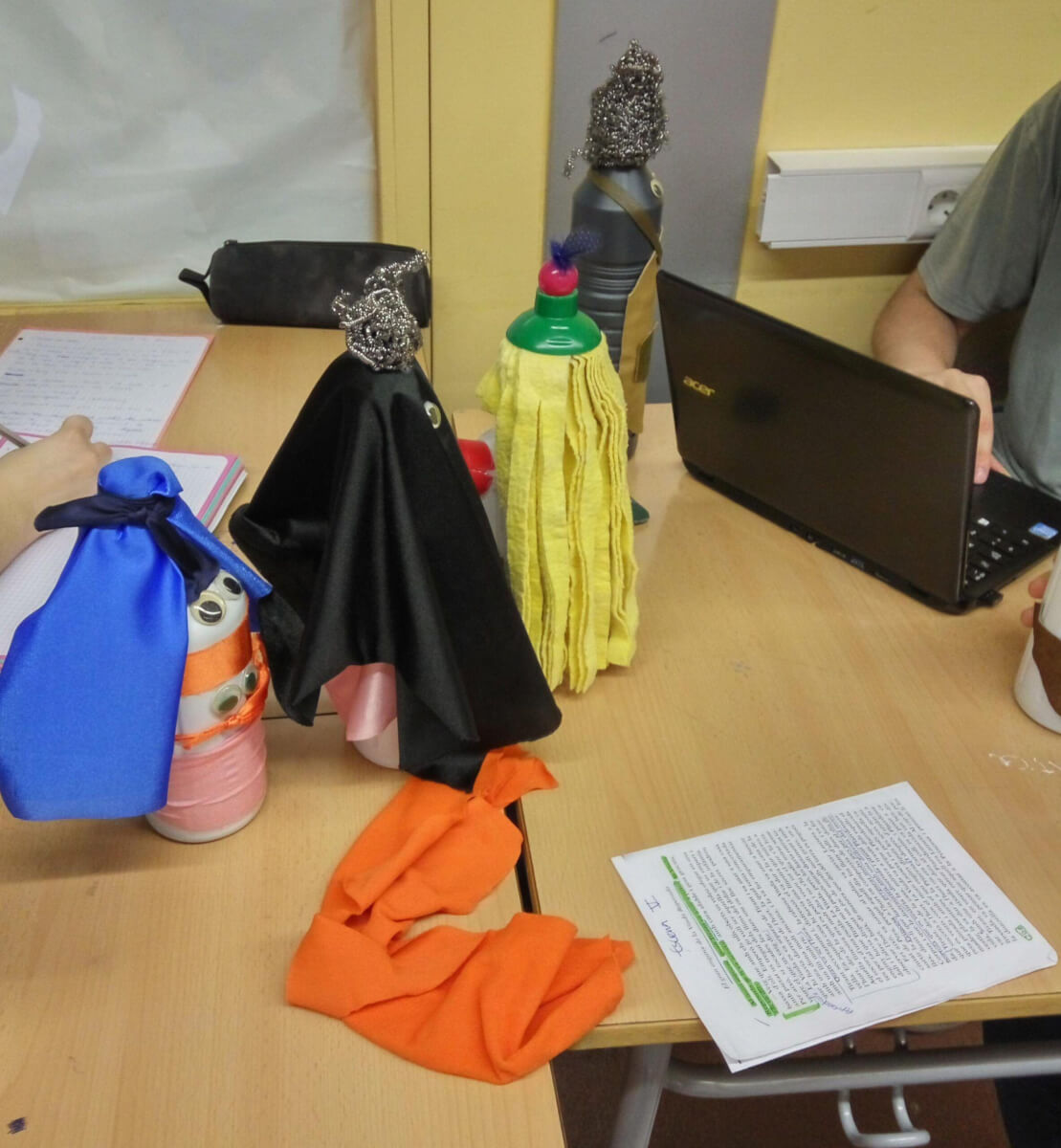 titelles treballant de taller de pengim-penjam titelles