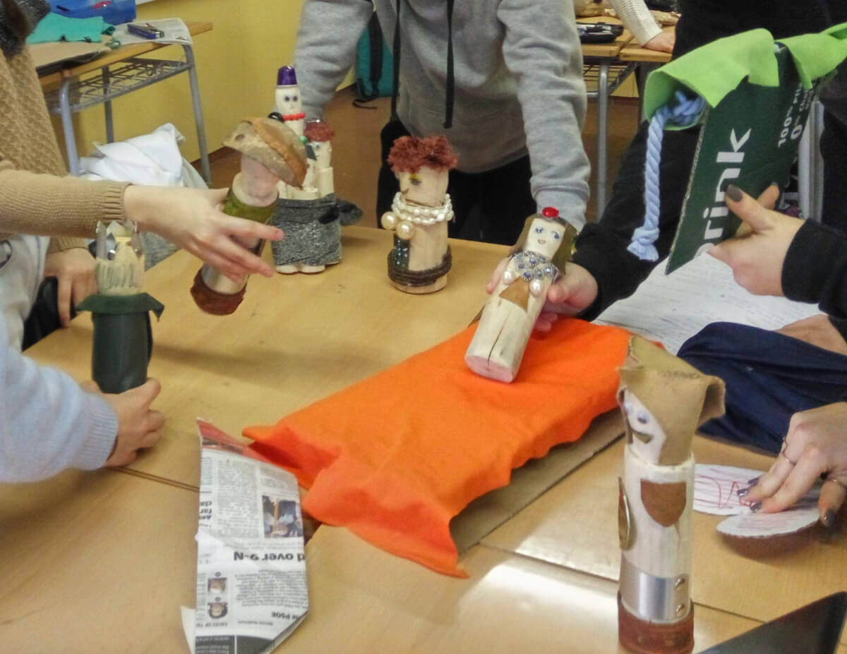 titelles treballant de taller de pengim-penjam titelles